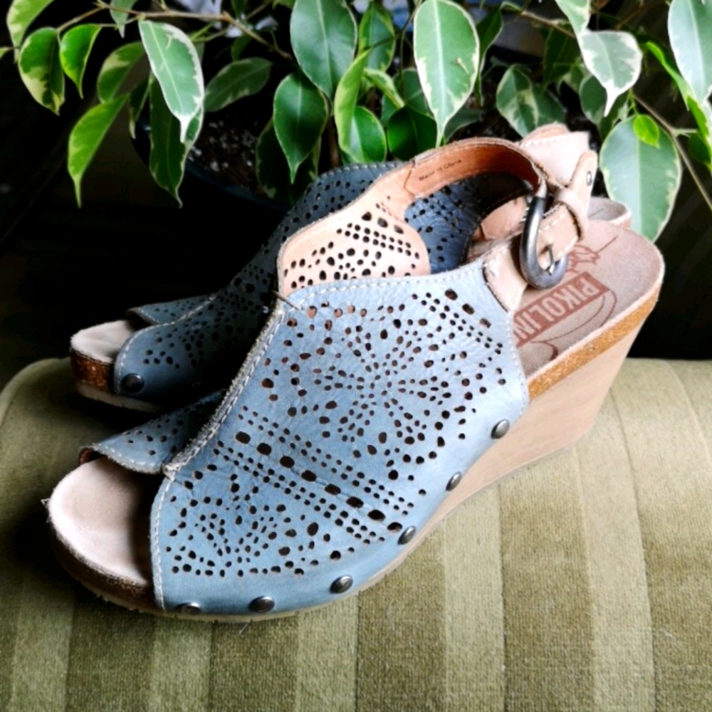 Pikolinos grey leather laser cut wedge